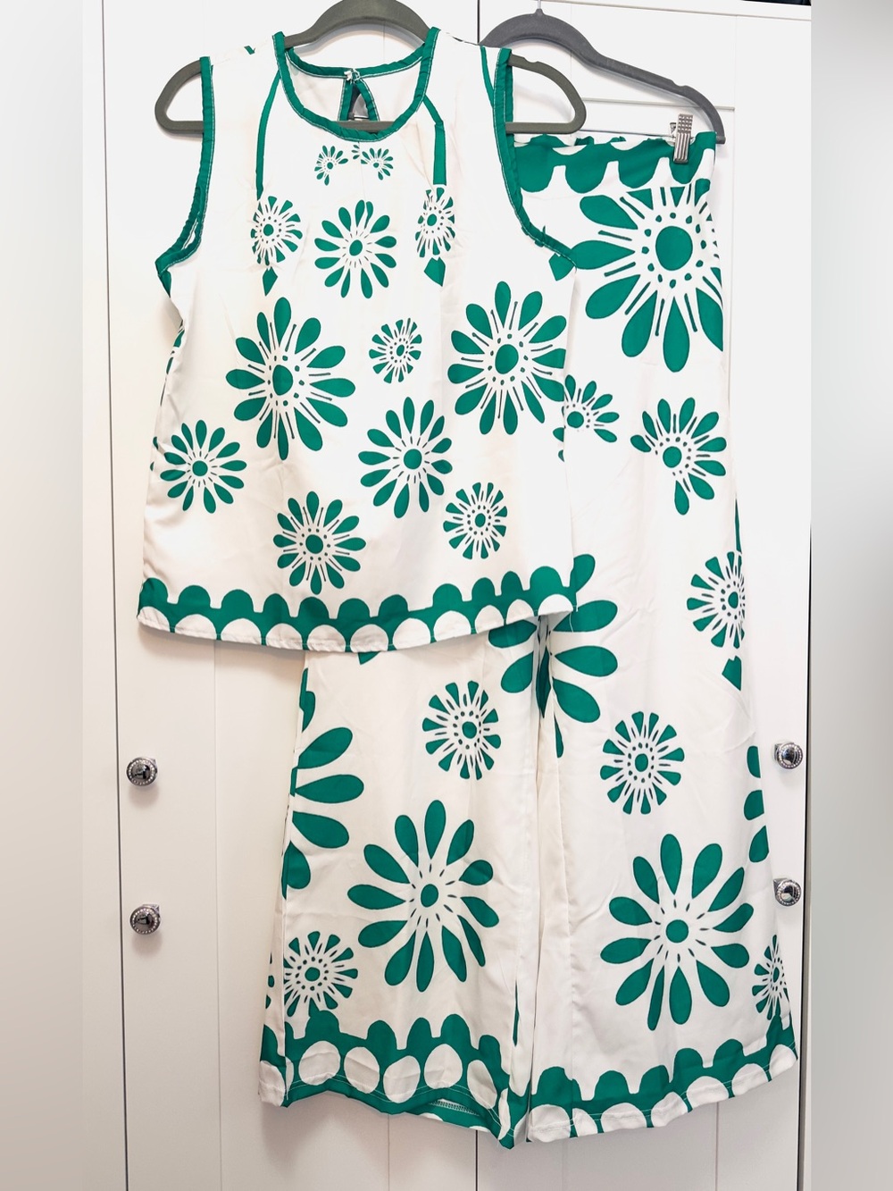 Two Piece Wide Leg Outfit Floral Burst Print Green and White Sz LG NEW!